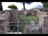 03035 ostia - castrum - decumanus maximus - caseggiato del portico delle mura del castrum (i,i,4) - zweiter laden - bli ri westen - 09-2022.jpg